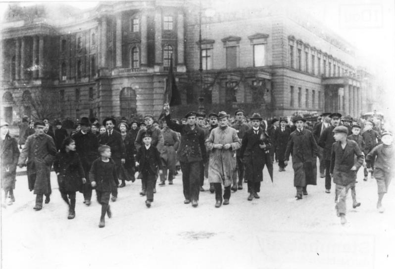 								 				Novemberrevolution 1918 (Bundesarchiv, Bild 183-18594-0045 / CC BY-SA 3.0 DE)				 								 						