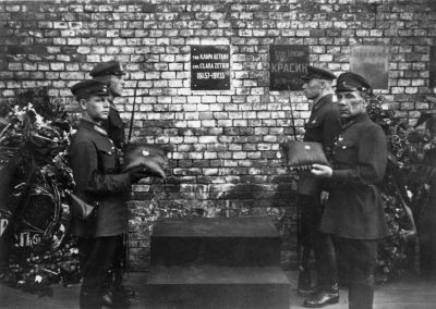 4 russische uniformierte Männer am Urnengrab von Clara Zetkin